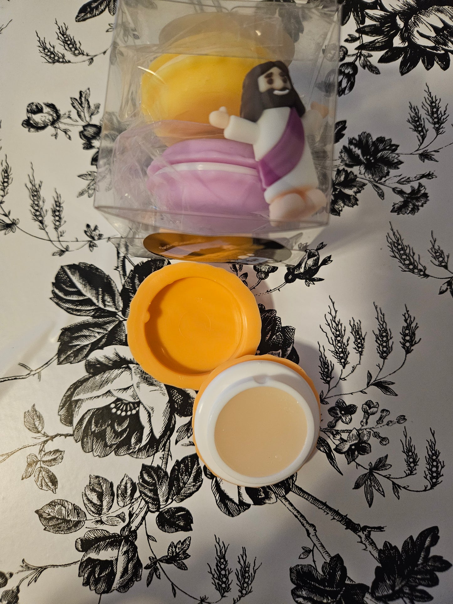 Macaroon Lip Balm – Moisturizing and Fruit Scented Lip Care